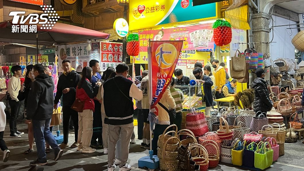 彩券行深夜擠滿了人。(圖/陳祁 攝)