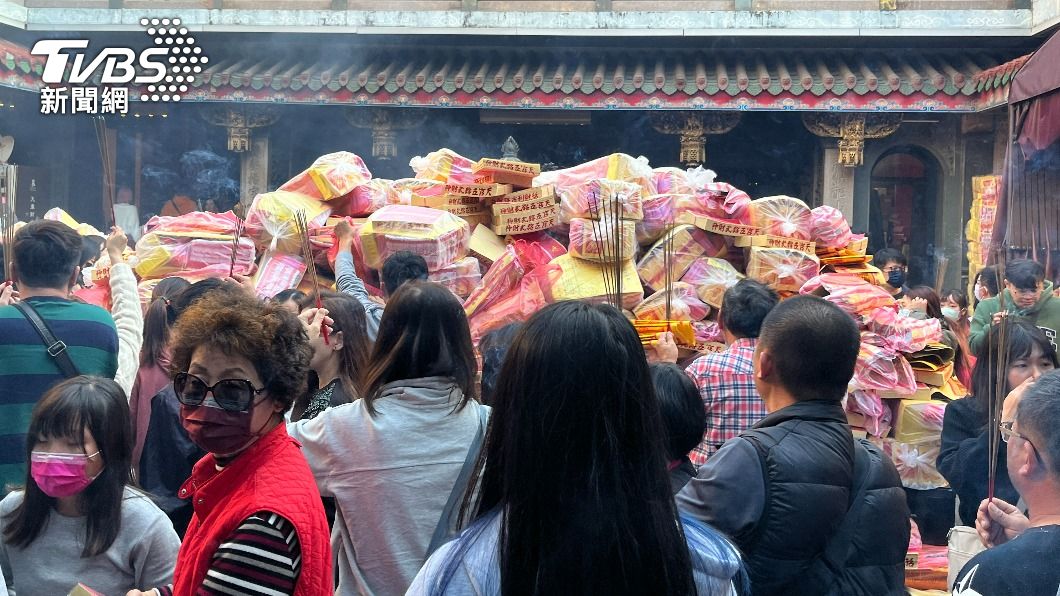 金紙堆成山！2大宮廟過年狂吸人　北港信眾人海畫面曝