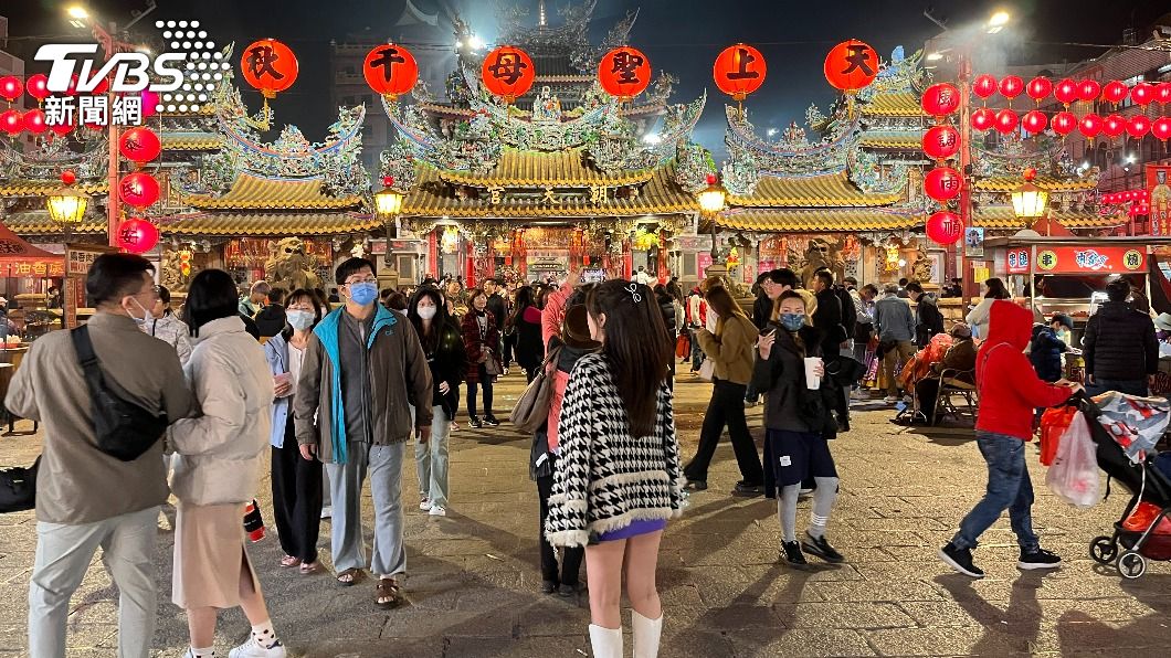 夜晚的朝天宮還是有許多信徒。（資料圖/陳祁 攝）
