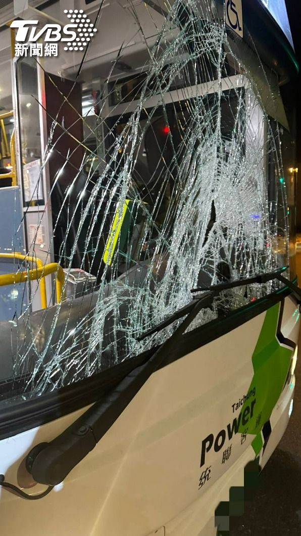 公車擋風玻璃碎裂,駕駛和乘客則均未受傷。(圖/TVBS)