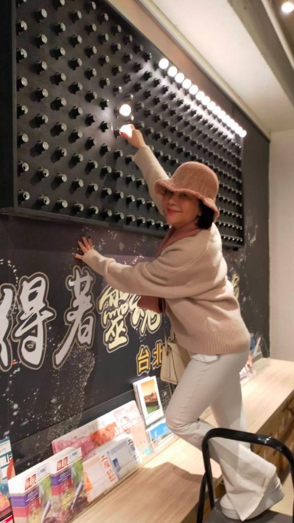 張清芳前陣子陪開學的大兒子到美國。（圖／環球音樂提供）