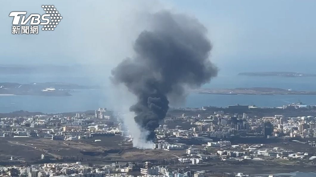 快訊/澎湖東衛水庫空地野火燃燒 濃黑煙直竄天際一度延燒住宅