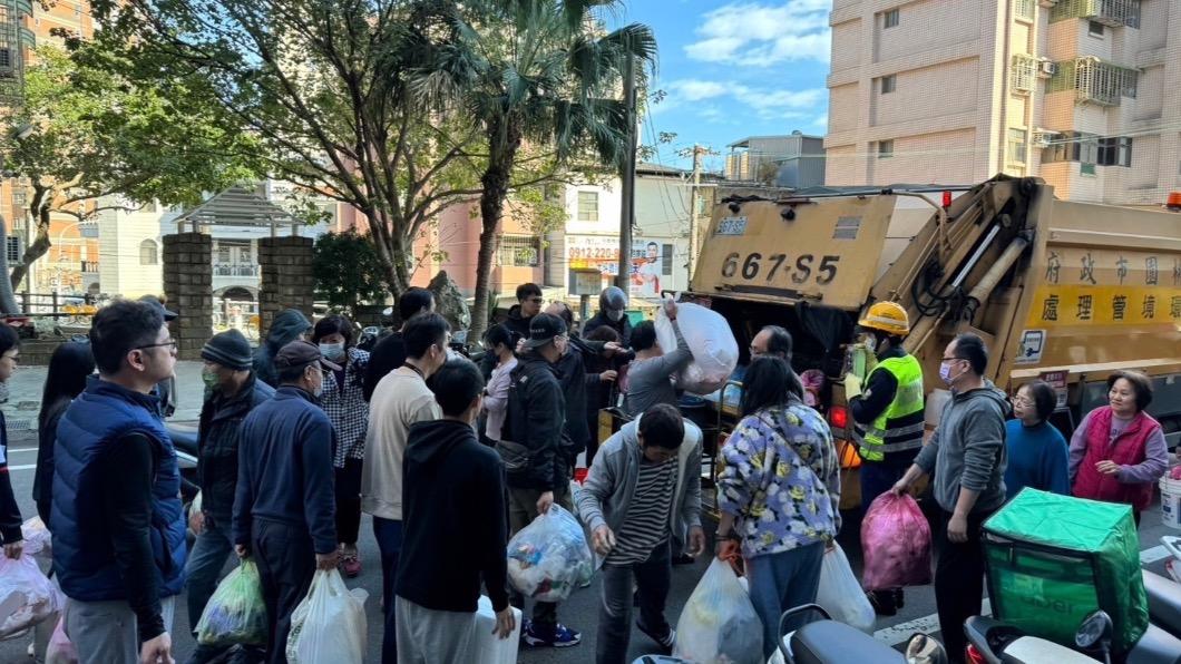 張善政首度讓桃園市民實施初四清運垃圾。（圖／桃園市府提供）