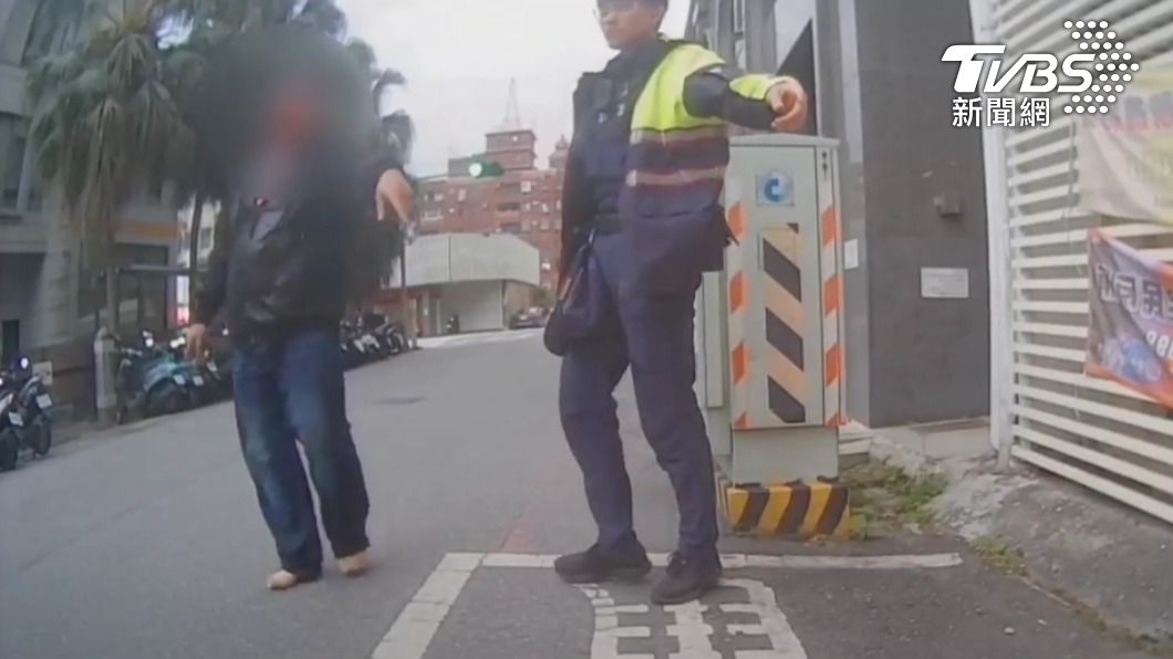 返回派出所停車的員警發現滿臉血的蔡男。（圖／TVBS）