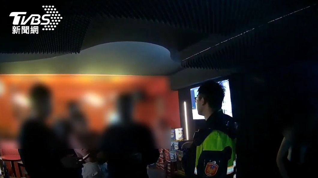 員警到酒吧將嫌犯依傷害罪偵辦。（圖／TVBS）