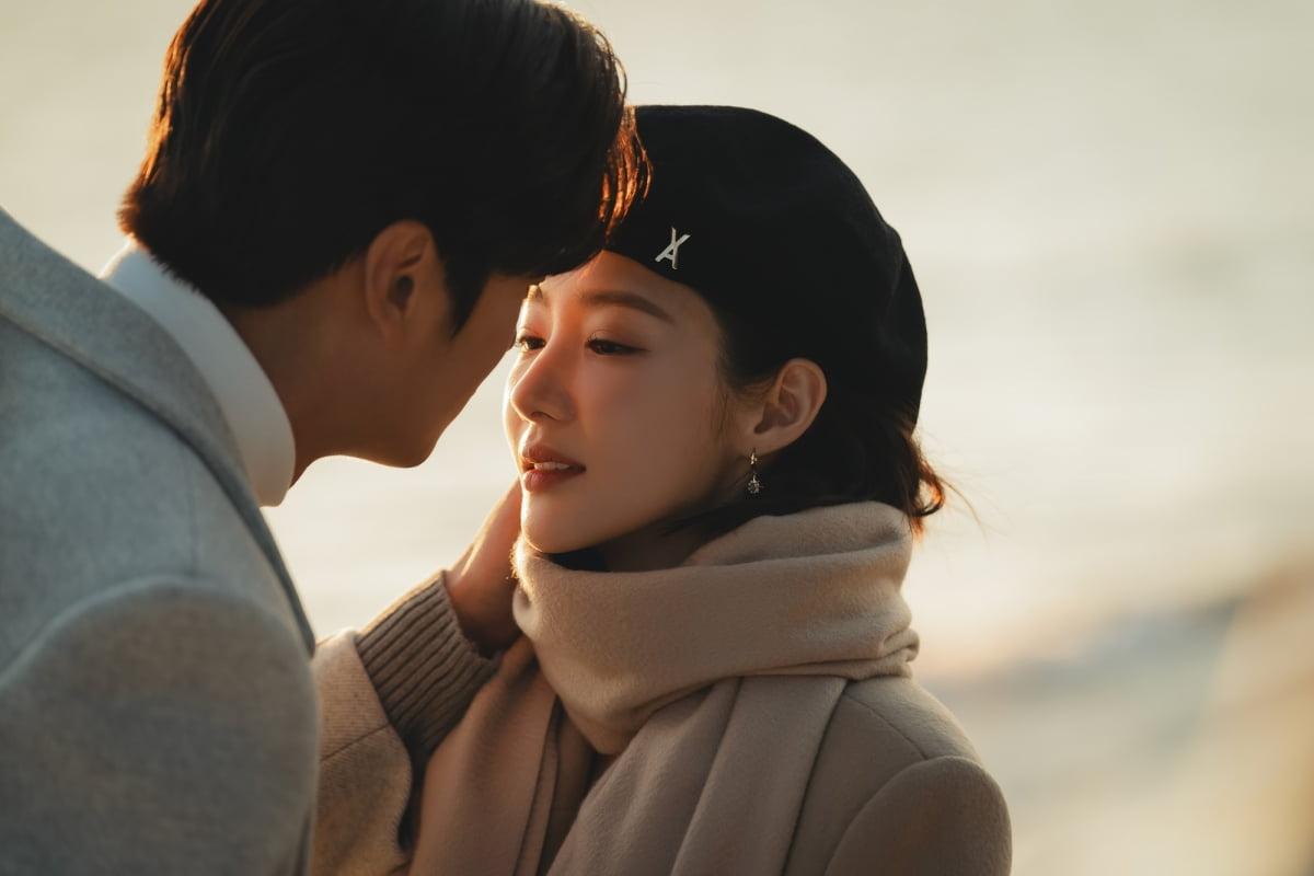 韓國觀眾認為現在劇情淪為灰姑娘愛上財閥的老派內容。(圖/翻攝自官網)