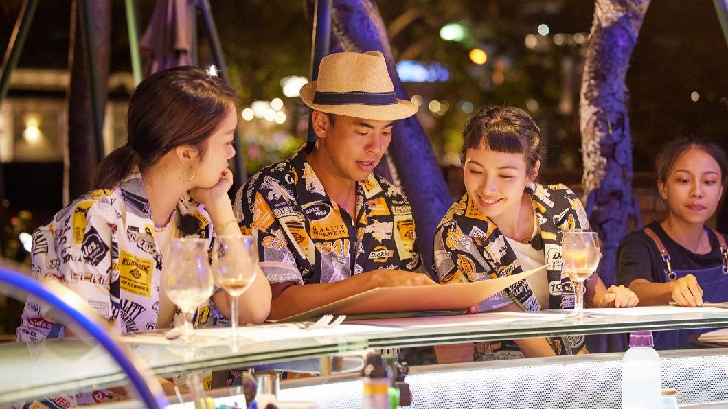 大霈(左起)、柯有倫、黃湘婷拋下江宏傑,3人大嗑美食。(圖/客家電視台提供)