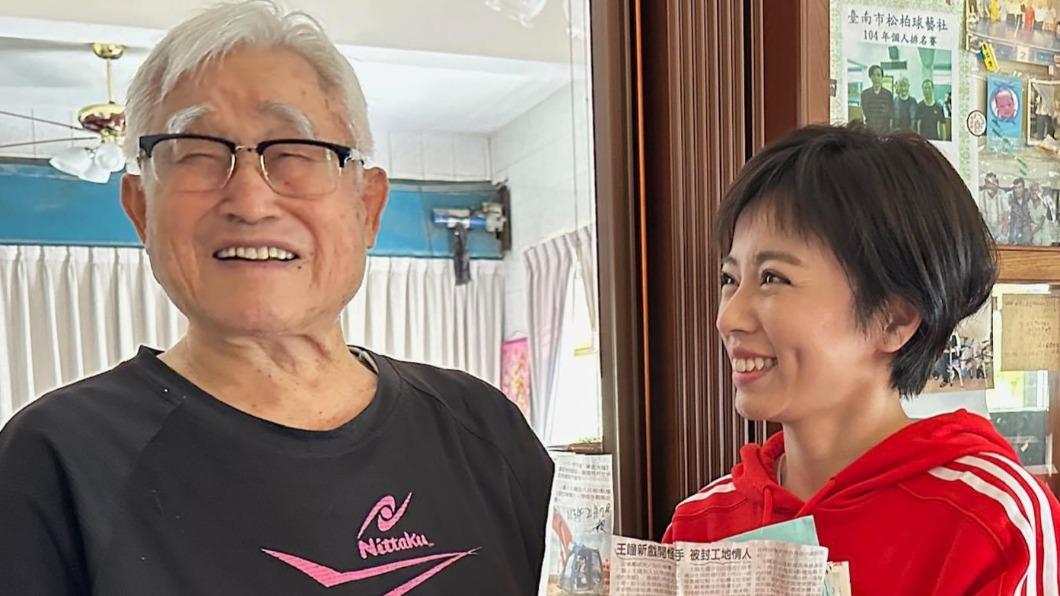 王瞳到阿公家拜年,阿公拿出《愛的榮耀》新聞剪報拍照。(圖/民視提供)