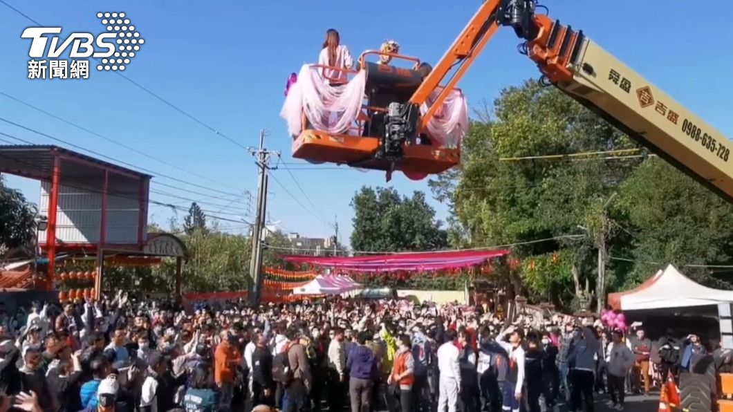 未婚女性乘上作業車將手上繡球抛給底下的心儀男性。(圖/TVBS)