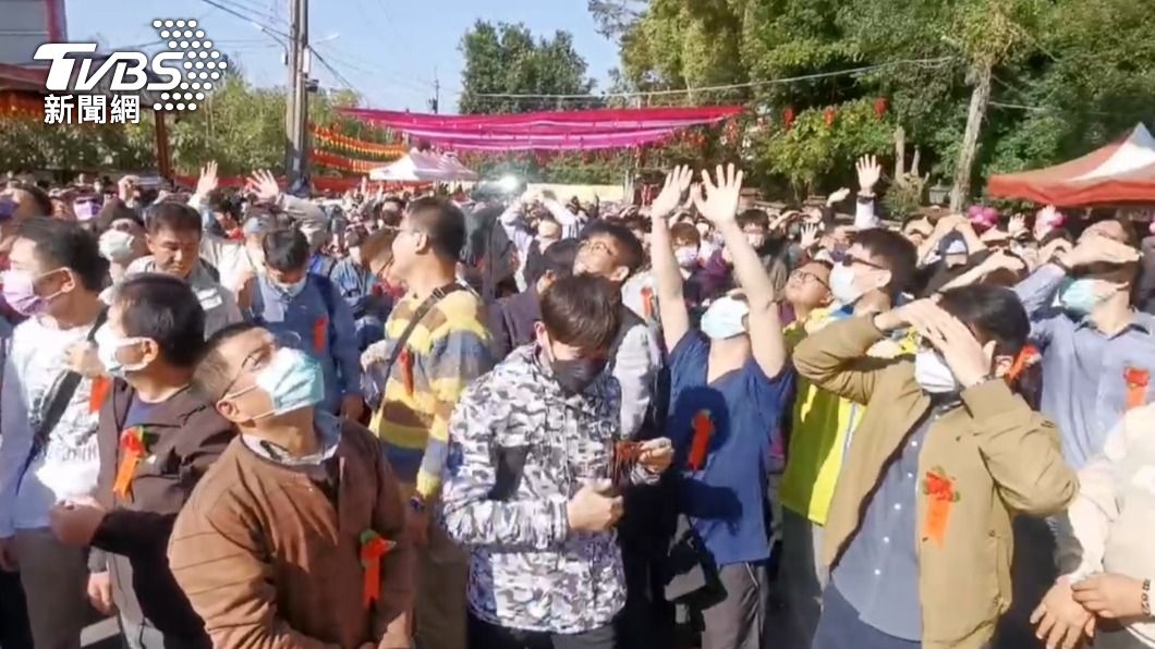 底下400名男士高舉雙手搶幸福。(圖/TVBS)