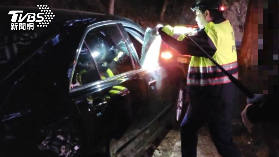 一家5口登山喜攻頂　「鑰匙反鎖車內」傻眼call警破窗