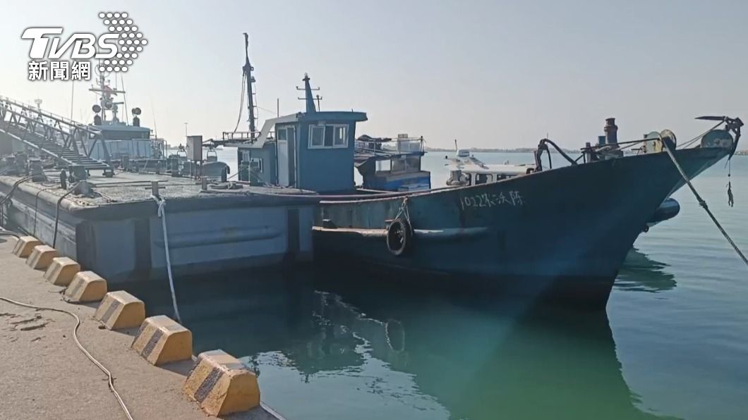 陸籍快艇越界灑網捕魚。(圖/TVBS)