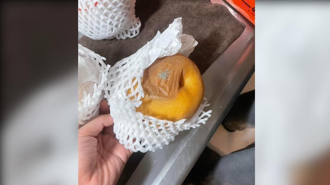 送禮變失禮!賣場買精美水果禮盒 拆盒驚見「發霉爛梨」