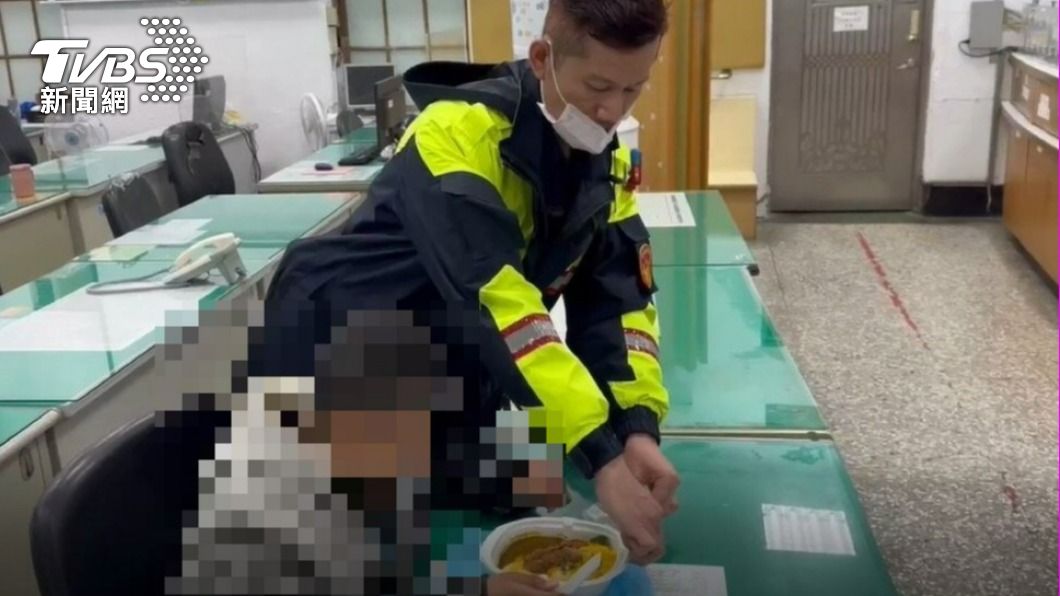 男童街頭流浪一天肚子「咕咕叫」 暖警聽見手刀買飯餵食