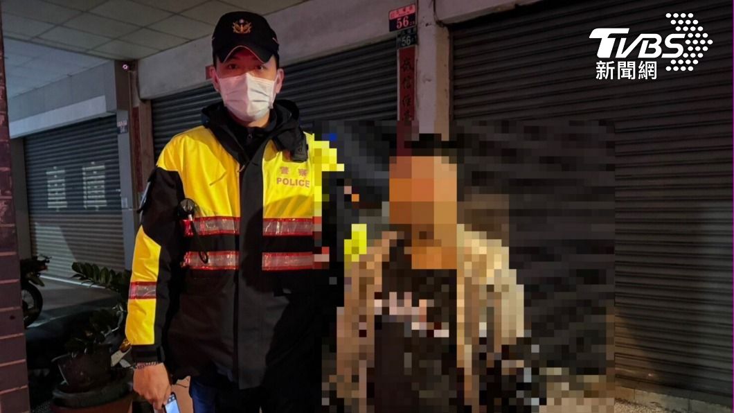 員警將男童帶回派出所。(圖/TVBS)