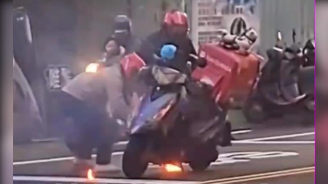 過年發爐?桃園外送男機車突起火 機車行老闆曝可能原因