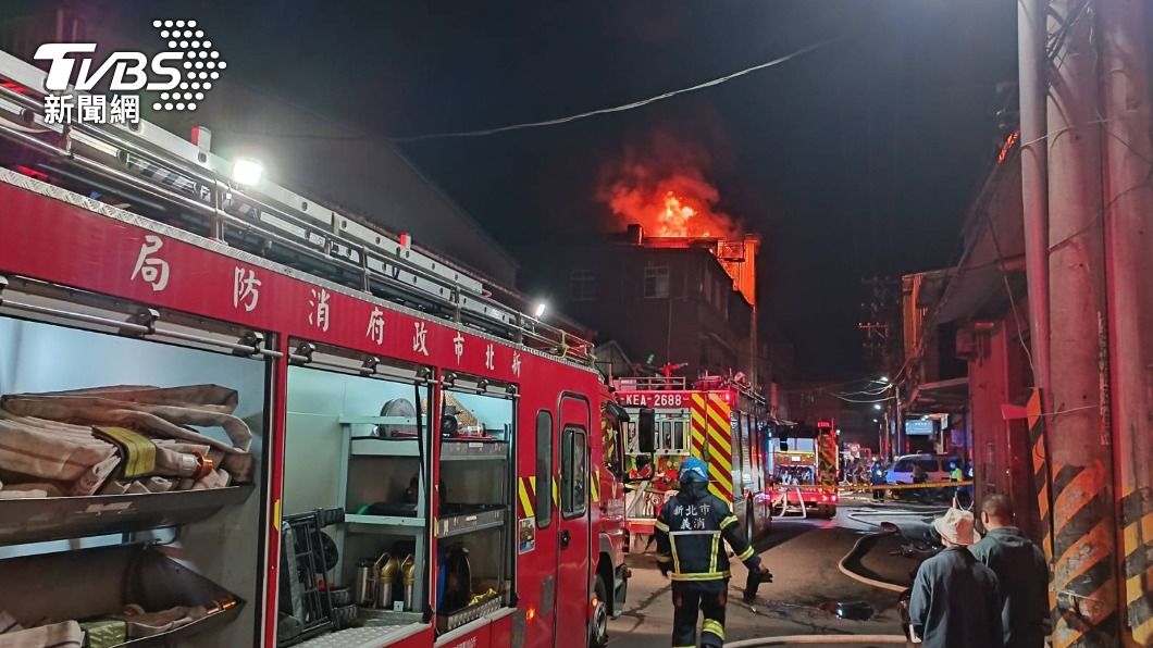 新北汐止住宅頂加竄出大火! 消防急派31車、75員搶救