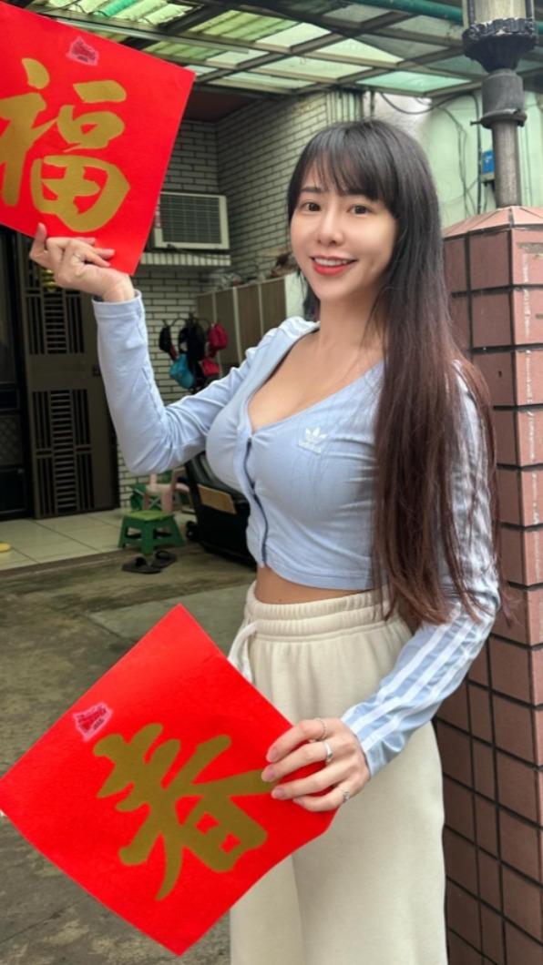 拿著春聯頗喜氣,但從側面看扣子也快撐不住,過年期間正巧適合添購新衣。(圖/翻攝自梓梓臉書)