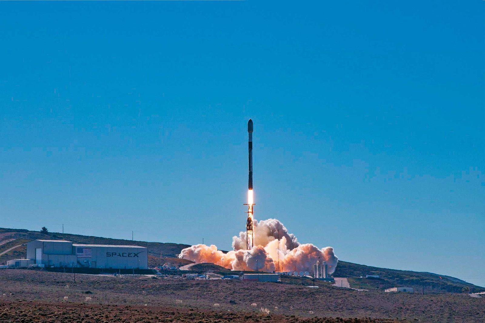 Space X短短幾年發射出超過過去20、30年累積的衛星數量,大大降低了低軌衛星發射成本。(圖/鴻海提供)