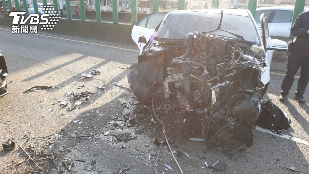 有片/車禍瞬間曝光!賓士環快撞爛 無照男駕駛傷重亡