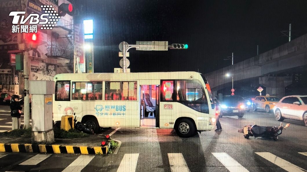 運將忘拉手剎車「下車拍餅乾屑擦後照鏡」　公車滑行撞倒4機車
