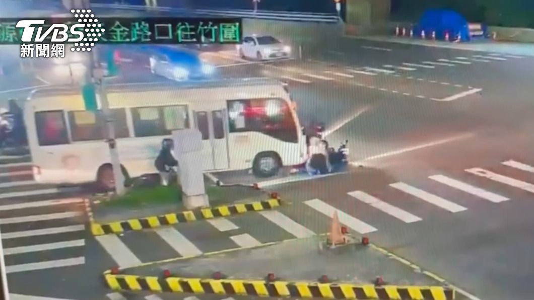 監視器拍下驚險過程。(圖/TVBS)