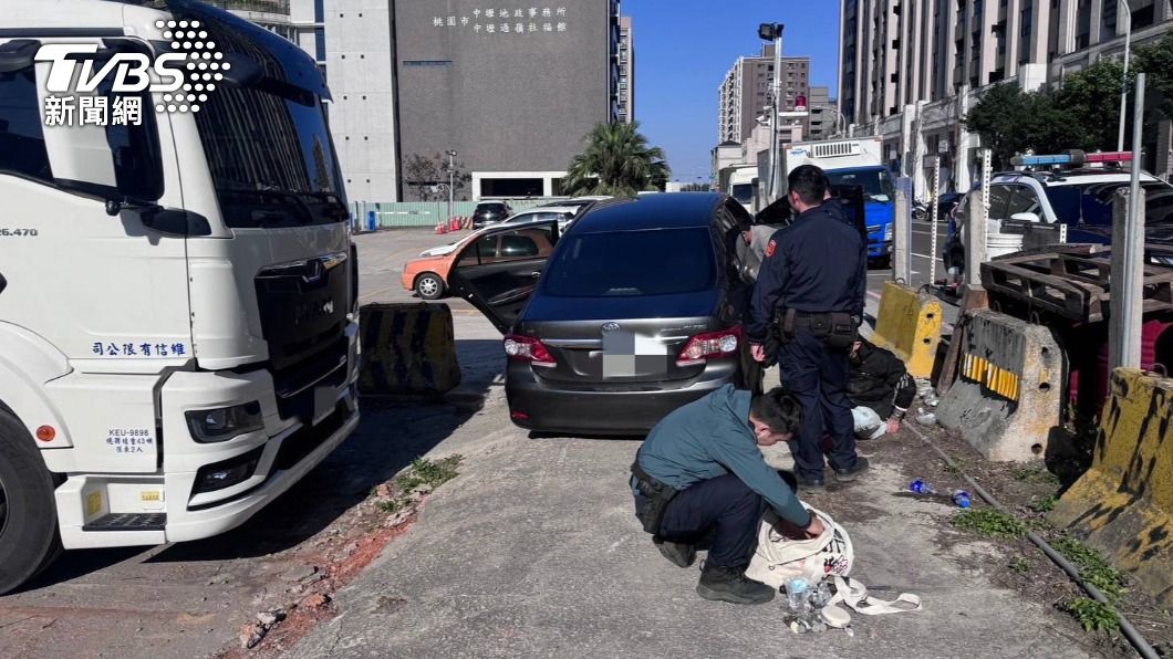 溫男偷竊車牌遭警方逮捕。(圖/TVBS)
