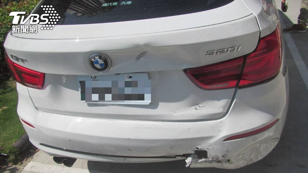BMW的保險桿受損嚴重。（圖/TVBS）