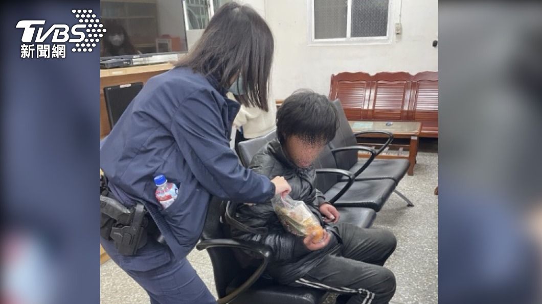 員警將張男帶回派出所果腹。(圖/TVBS)