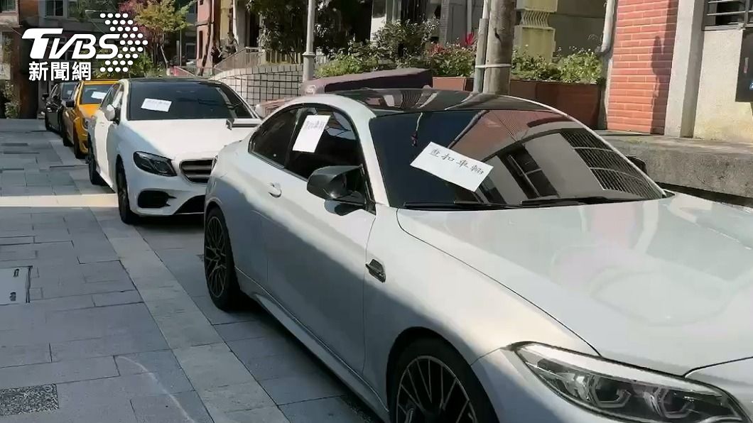 6輛百萬賓士、BMW「貼牌」被抓 民眾看呆:警所前車展