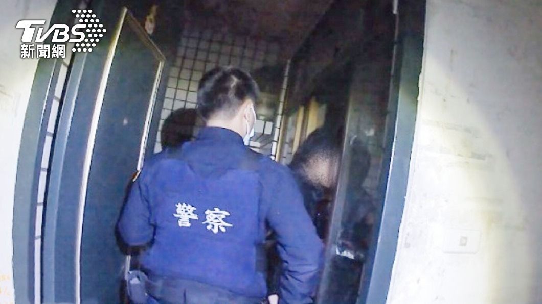 員警護送張男返家與家人團圓。(圖/TVBS)