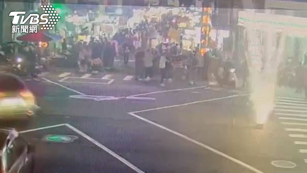 不顧來往人車！永和男樂華夜市前放煙火　最高可罰15萬