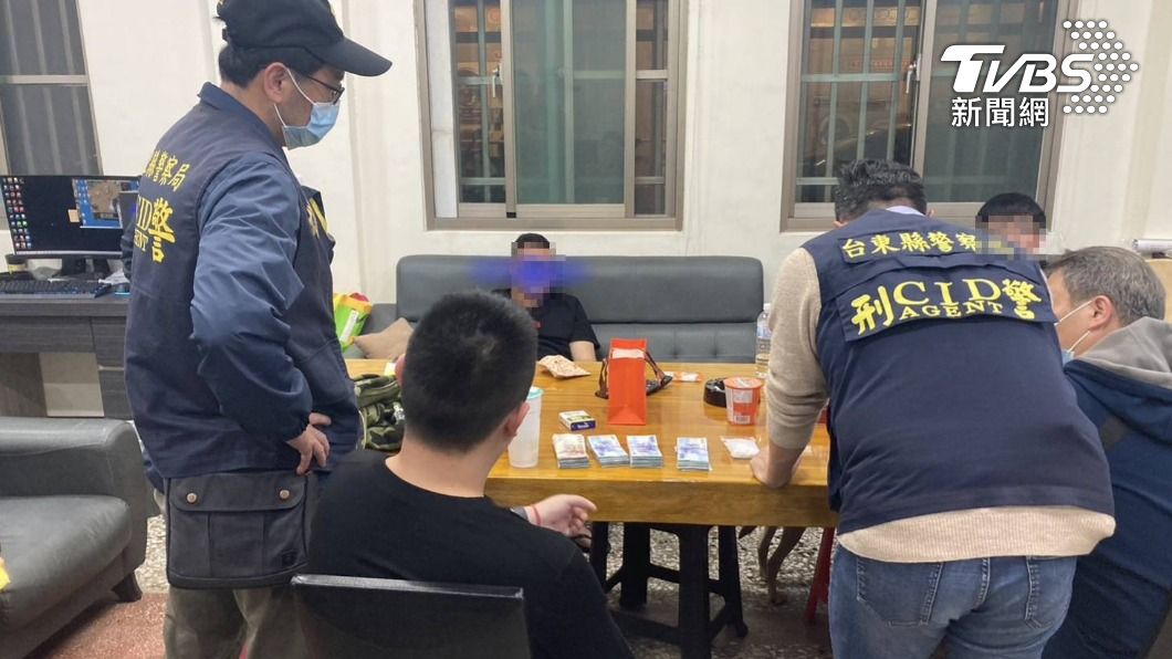 台東民宅散發惡臭！青少年毒窟藏上百克K毒　4人聚賭落網