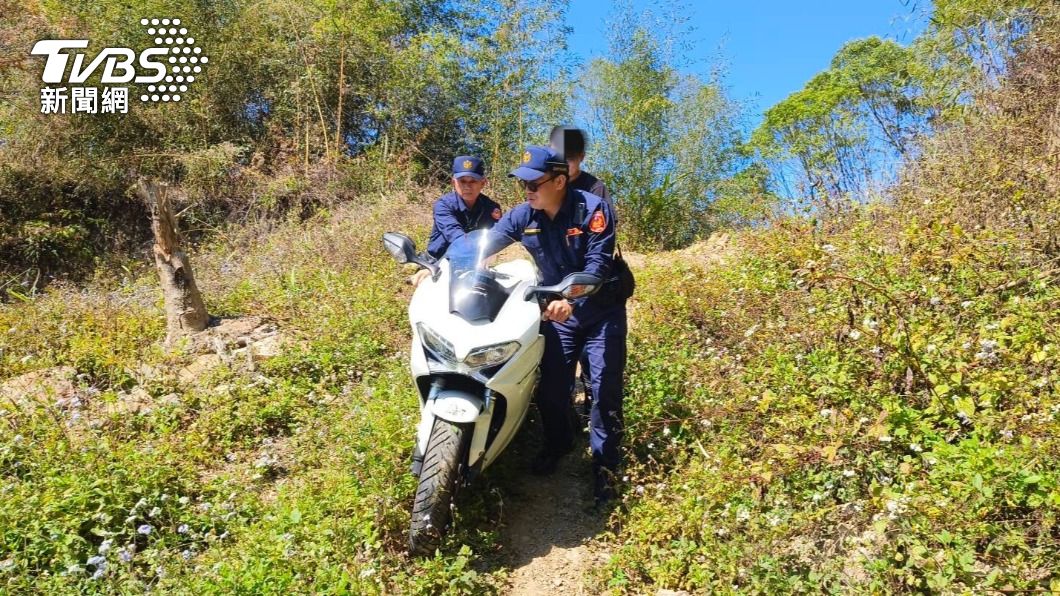 警方到場後合力將重機撐起,並將其推至縣道等待道路救援。(圖/TVBS)
