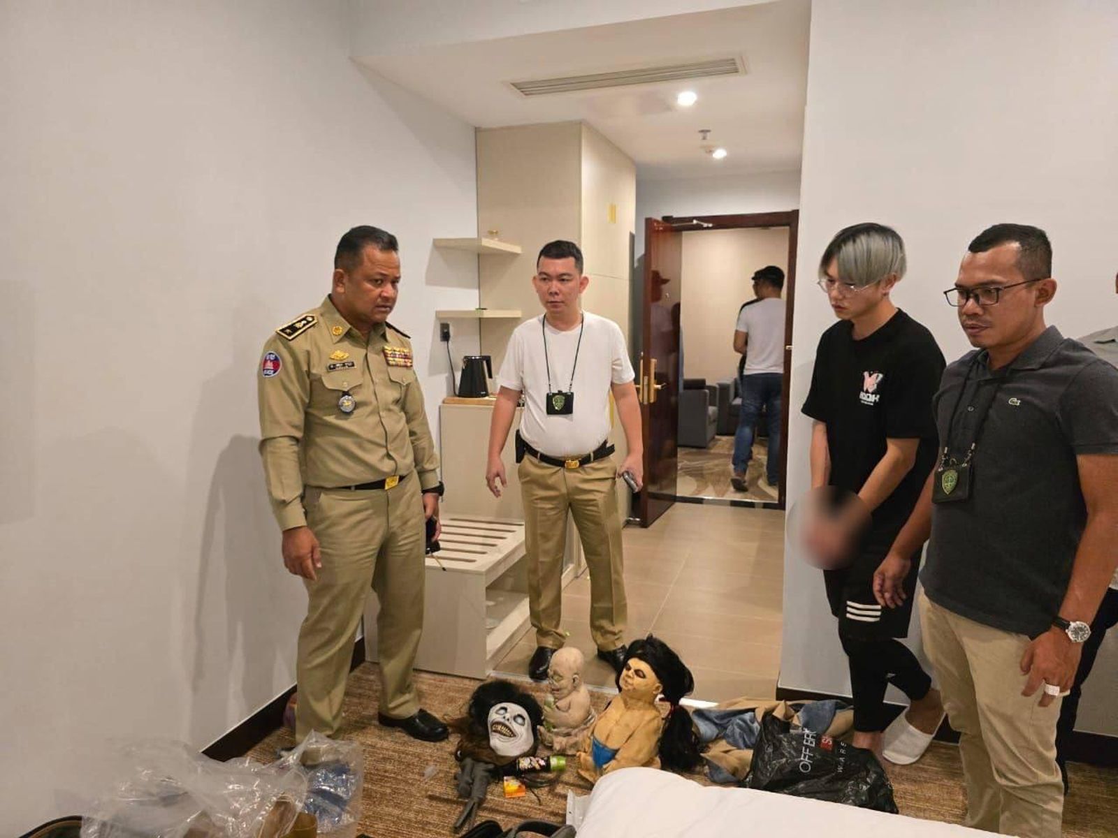 警方在現場找到許多鬼娃與鬼面具。(圖/翻自《Fresh News》)