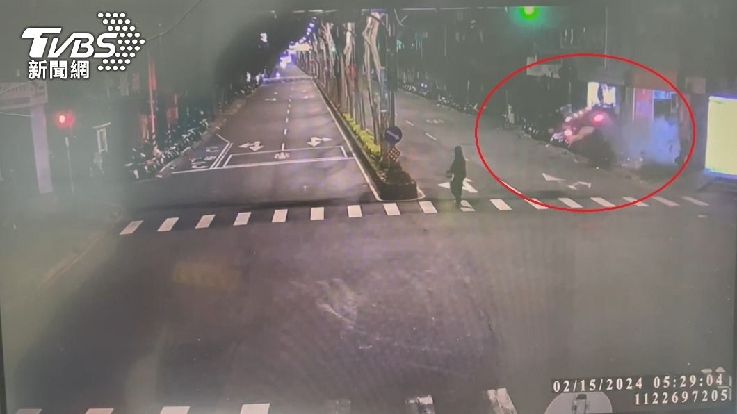 監視器拍下肇事過程。(圖/TVBS)
