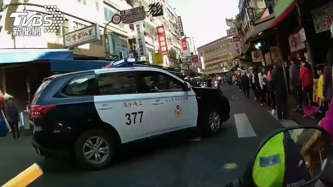 員警開警車將婦人送醫。（圖／TVBS）