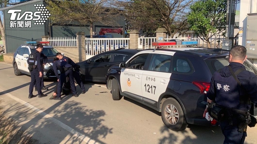 桃園醉男家暴父母!持武士刀威脅要錢 衝撞警車落網竟哭了