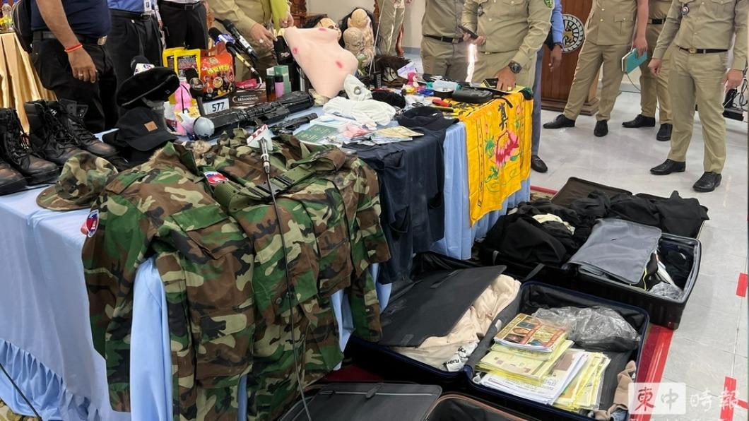柬埔寨警方召開記者會,展示晚安小雞直播準備的器材。(圖/翻攝柬中時報)