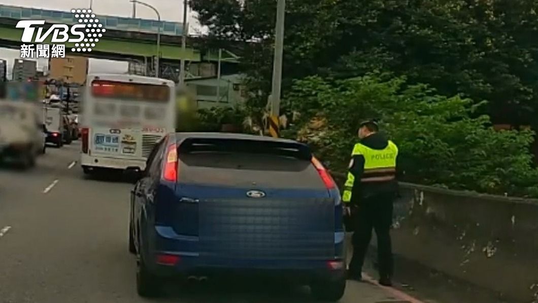 警方攔下車輛。(圖/TVBS)