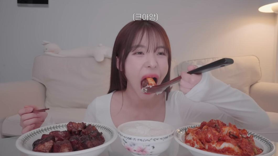 李多慧大口吃飯模樣引起網友暴動。(圖/翻攝自李多慧YouTube)