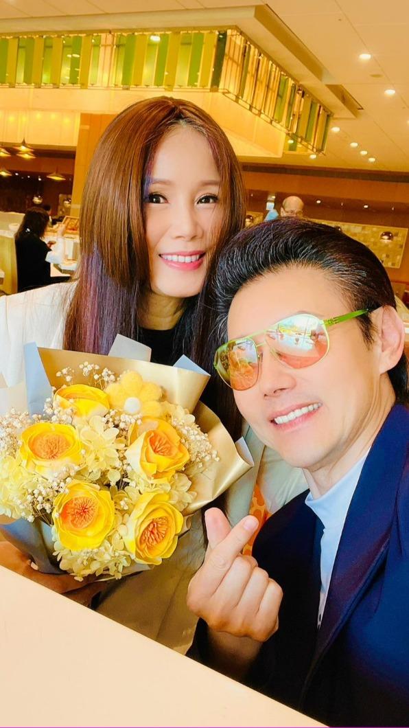 劉依純開心收下最愛的黃色花束，大讚包偉銘是暖男。（圖／翰森娛樂提供）