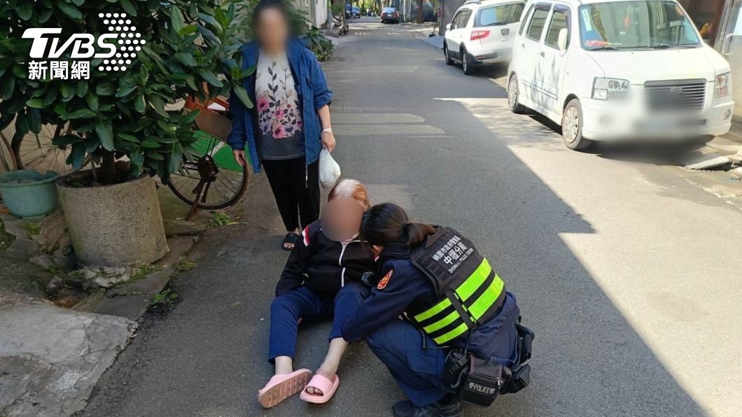 我不想回家!桃園失智婦與看護爭吵 怒坐路中央嚇壞民眾
