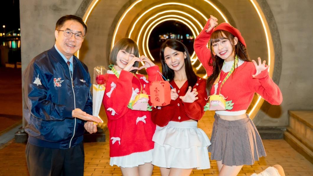 市長黃偉哲(左)和林襄(右起)李芷霖、張雅涵逛燈會。(圖/三立提供)
