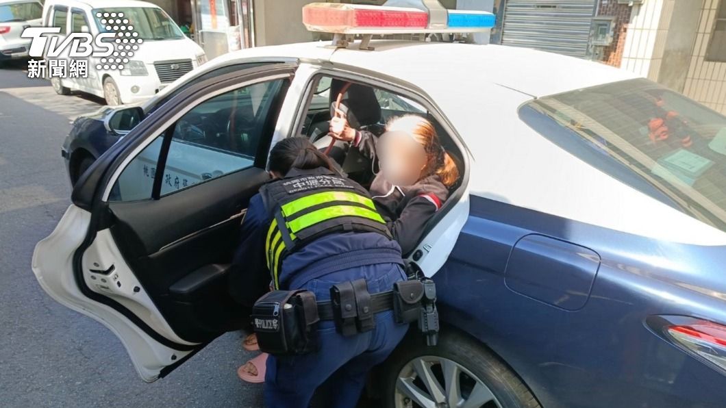 暖警將老婦攙扶上警車。(圖/TVBS)