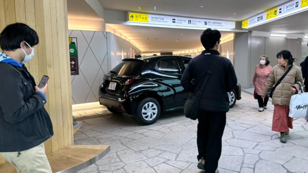 日本藤澤市有7旬婦駕車闖入地下人行道，引發混亂。（圖／翻攝自X@wadaisyoukai）