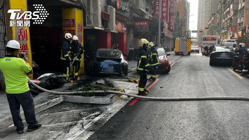 疑剎車失靈!日系跑車衝人行道撞騎樓 引擎蓋白煙狂竄超嚇人