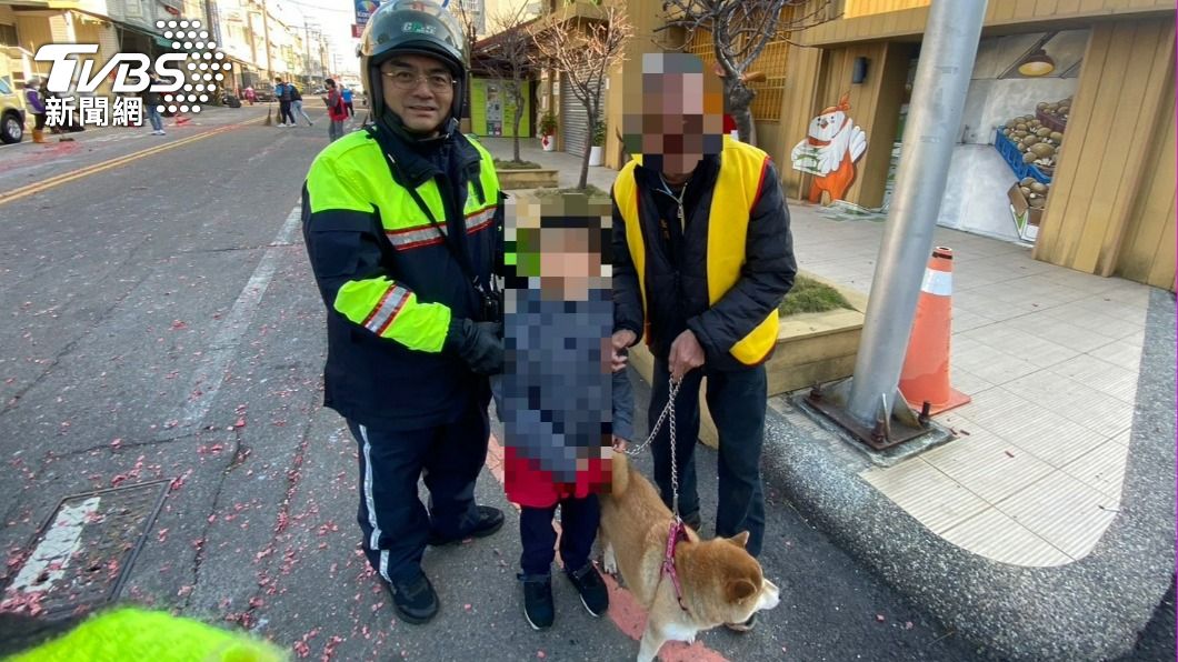 父去扛轎！男童牽毛小孩遶境中走丟　神奇赤柴停郵局等警察
