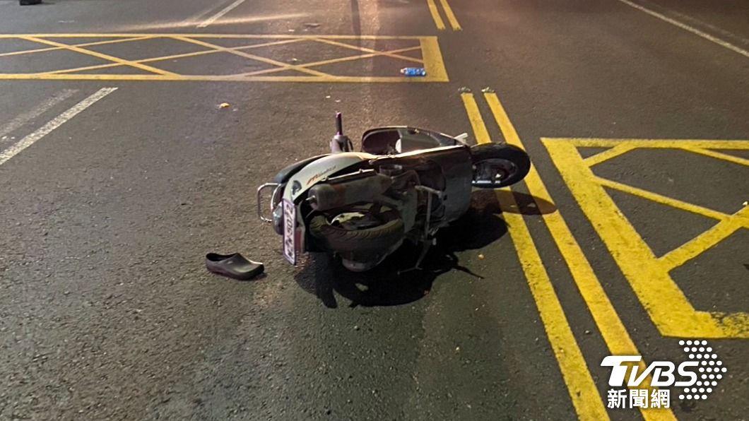 死亡車禍！高雄女行人遭超車騎士猛撞　噴飛10米頭部重創亡
