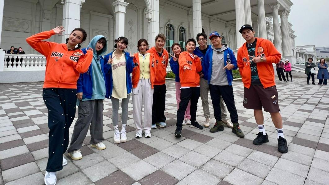 何妤玟(左起)、峮峮、筠熹、蔡黃汝、王仁甫、劉心語、Eason、許得瑋、孫協志、許孟哲日前出外景。(圖/中視提供)